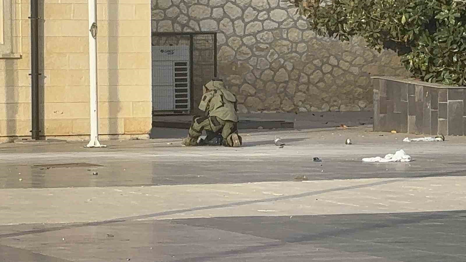 GAZİANTEP GAR İSTASYON MEYDANINA ŞÜPHELİ BİR ŞAHIS TARAFINDAN BIRAKILAN ÇANTA, BOMBA PANİĞE NEDEN...