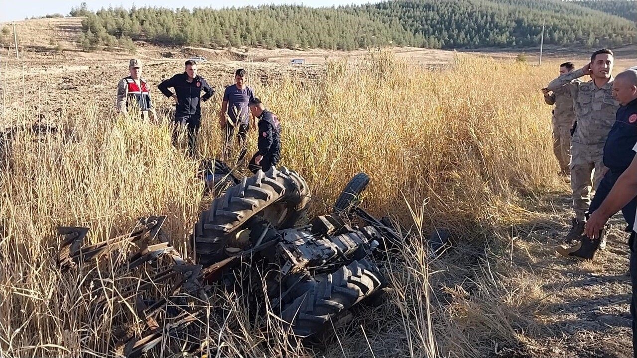 GAZİANTEP’İN NURDAĞI İLÇESİNDE TARLASINI SÜRMEK İSTEYEN ÇİFTÇİ KULLANDIĞI TRAKTÖRÜN DEVRİLMESİ...