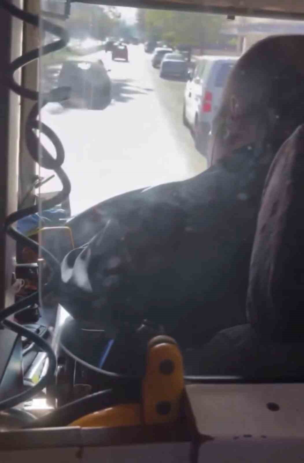 GAZİANTEP’TE BİR OTOBÜS ŞOFÖRÜ DİREKSİYON BAŞINDA VİDEO İZLERKEN GÖRÜNTÜLENDİ