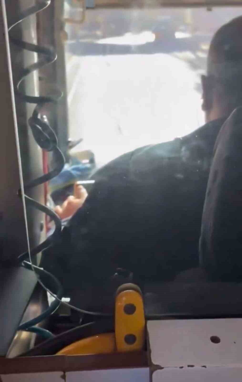 GAZİANTEP’TE BİR OTOBÜS ŞOFÖRÜ DİREKSİYON BAŞINDA VİDEO İZLERKEN GÖRÜNTÜLENDİ