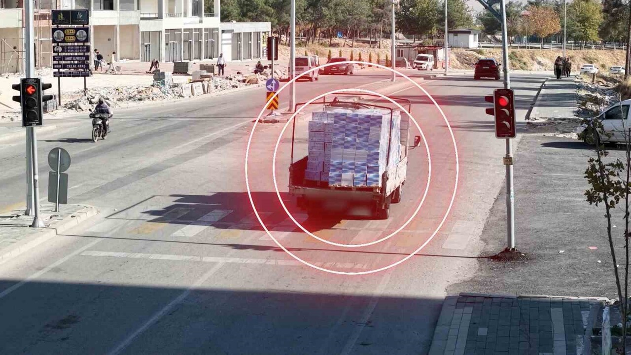 GAZİANTEP’TE KIRMIZI IŞIK İHLALİ YAPAN 990 ARACA CEZA