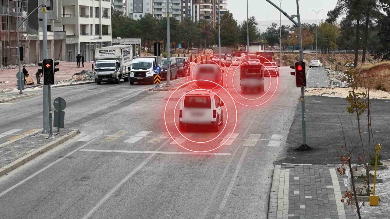 GAZİANTEP’TE KIRMIZI IŞIK İHLALİ YAPAN 990 ARACA CEZA
