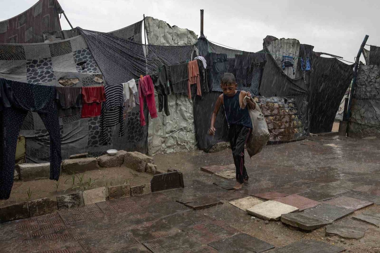 GAZZE ŞERİDİ'NDE ETKİLİ OLAN ŞİDDETLİ YAĞIŞLAR, İSRAİL'İN YERİNDEN ETTİĞİ FİLİSTİNLİLERİN KALDIĞI...