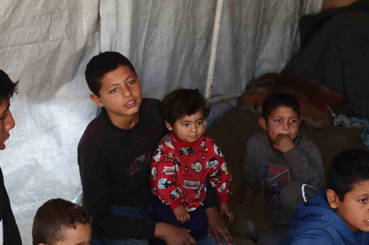 GAZZE ŞERİDİ'NDE İSRAİL'İN GERÇEKLEŞTİRDİĞİ SALDIRILAR SONUCU 5 OĞLUNU KAYBEDEN FİLİSTİNLİ REDA...