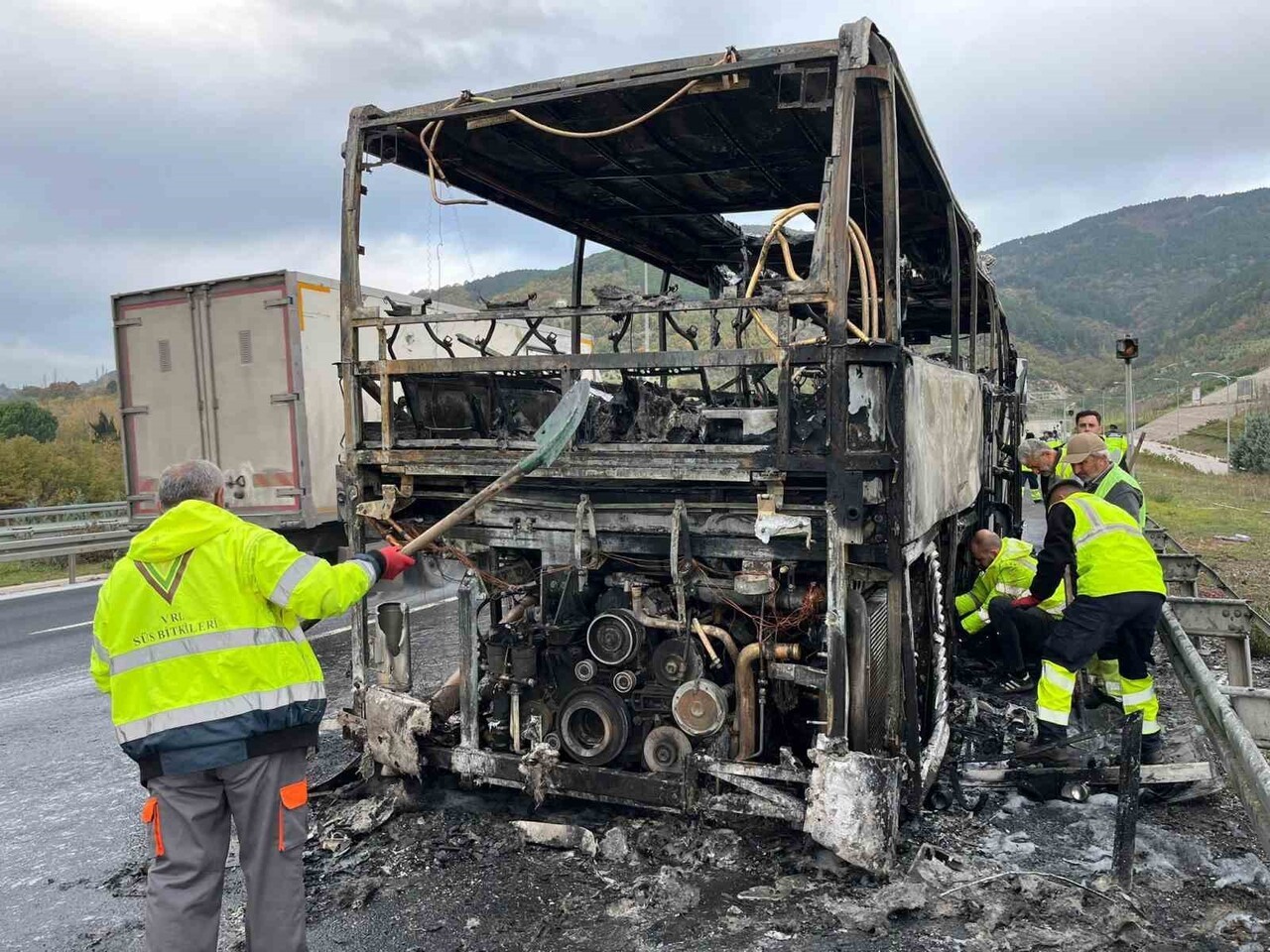 GEBZE-ORHANGAZİ-İZMİR OTOYOLU ORHANGAZİ TÜNELİ YAKINLARINDA MEYDANA GELEN OTOBÜS YANGININDA...