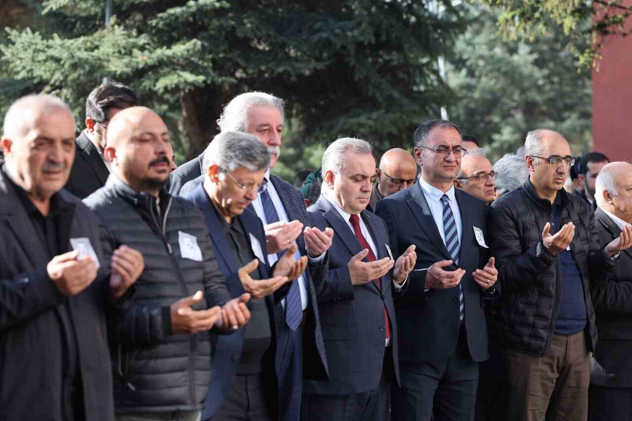 GEÇİRDİĞİ RAHATSIZLIK SONUCU YAŞAMINI YİTİREN ERCİYES ÜNİVERSİTESİ (ERÜ) ÖNCEKİ DÖNEM REKTÖR...