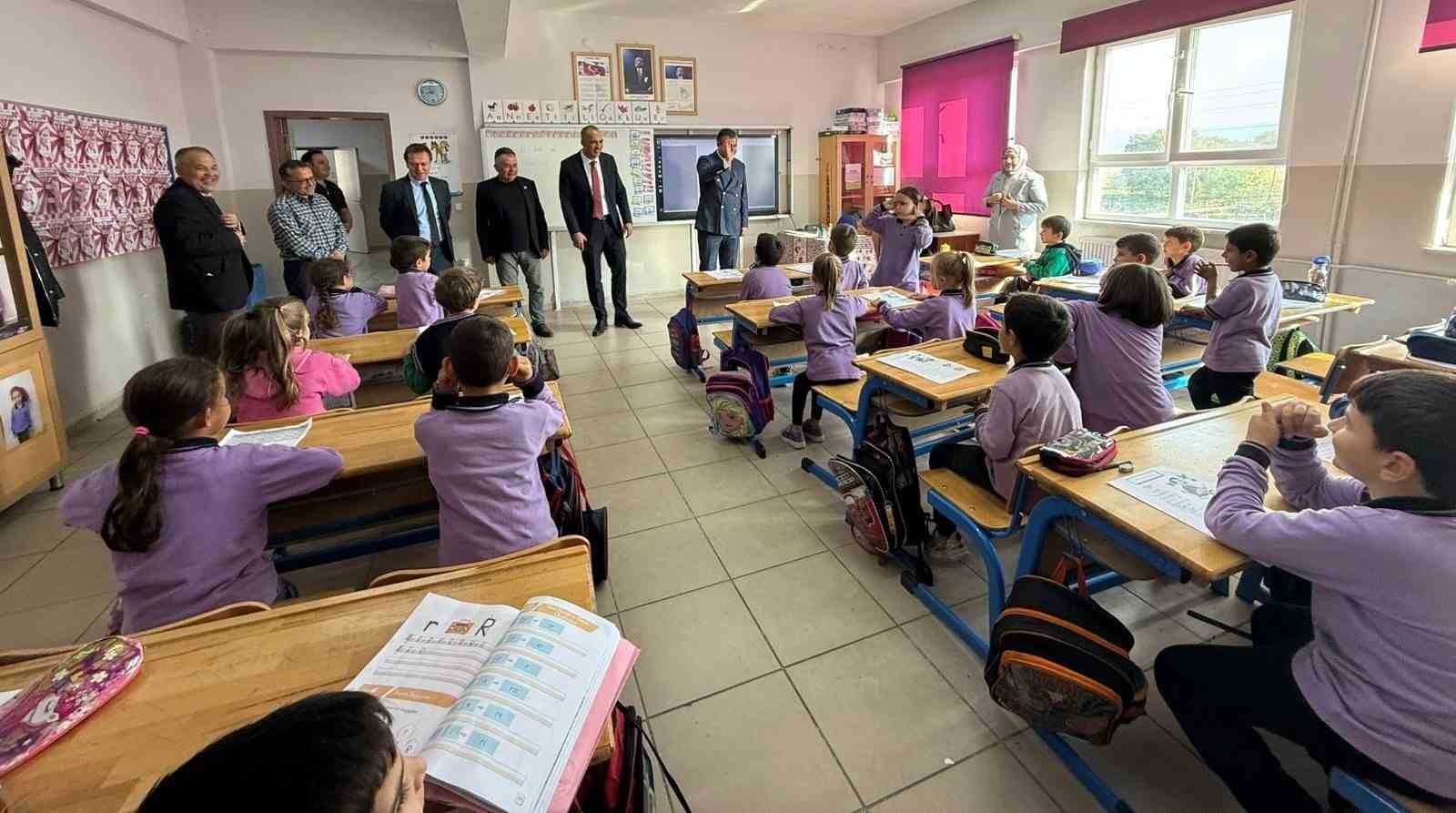 GEDİZ BELEDİYESİ VE İLÇE MİLLİ EĞİTİM’DEN ÖRNEK İŞ BİRLİĞİ: 987 ÖĞRENCİNİN AYAĞI...