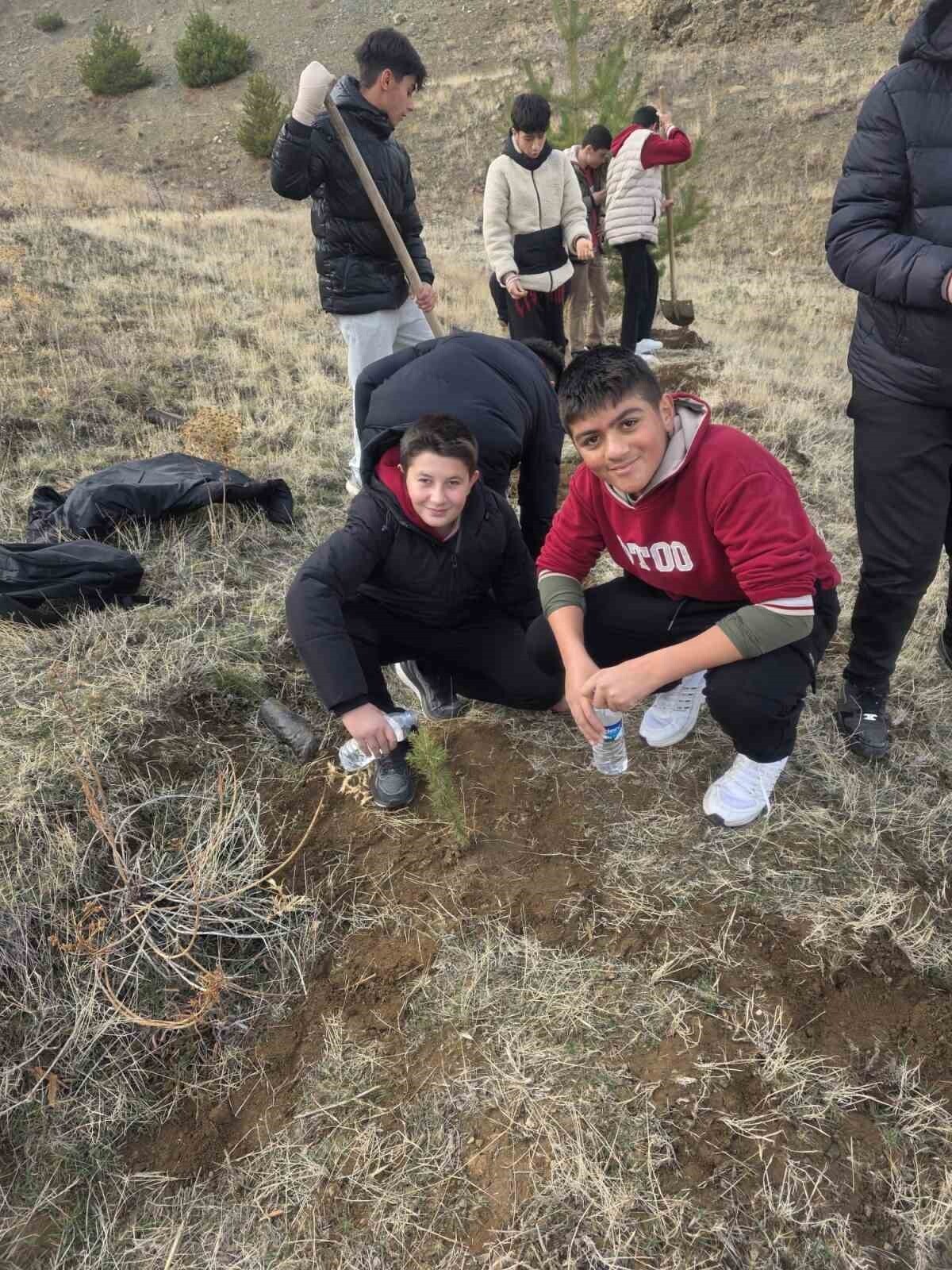 GELECEĞE NEFES: DEMİRKENT TOKİ ORTAOKULU ÖĞRENCİLERİNDEN ÖRNEK FİDAN DİKİMİ...