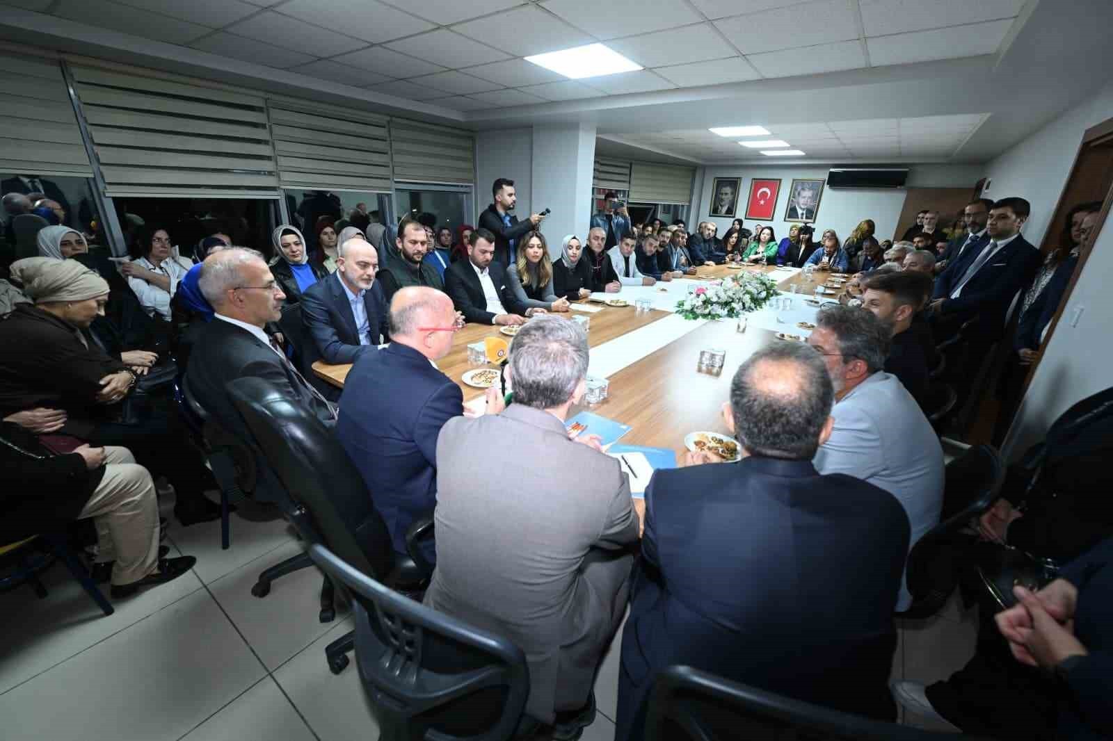 GEMLİK’TE DÜZENLENEN TÖRENDE FARKLI PARTİLERDEN 800 YENİ ÜYENİN AK PARTİ SAFLARINA KATILMASIYLA...