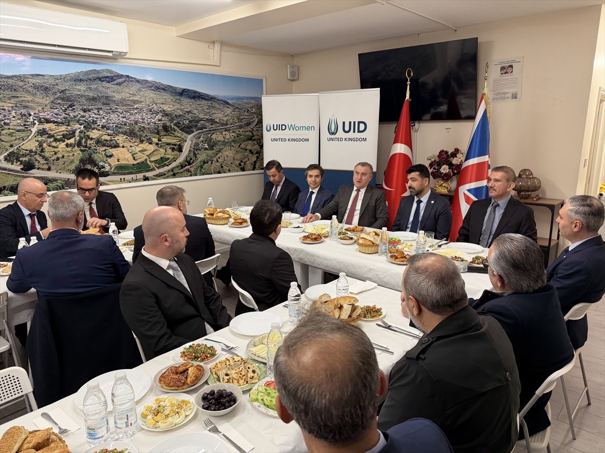 Gençlik ve Spor Bakanı Osman Aşkın Bak, İngiltere'nin başkenti Londra'da sivil toplum kuruluşu...