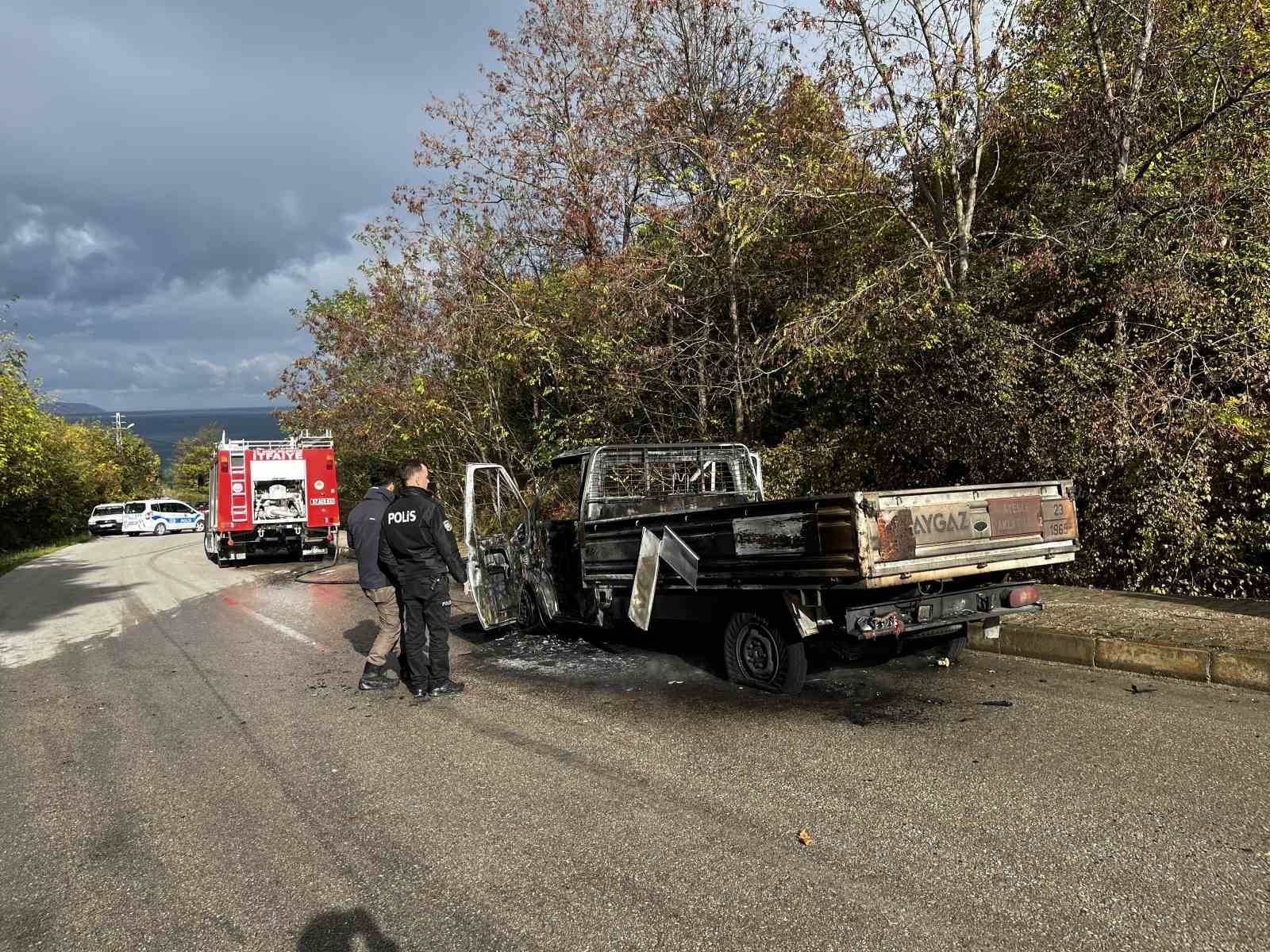 GERZE’DE SEYİR HALİNDEYKEN YANMAYA BAŞLAYAN KAMYONET ALEVLERE TESLİM OLDU.