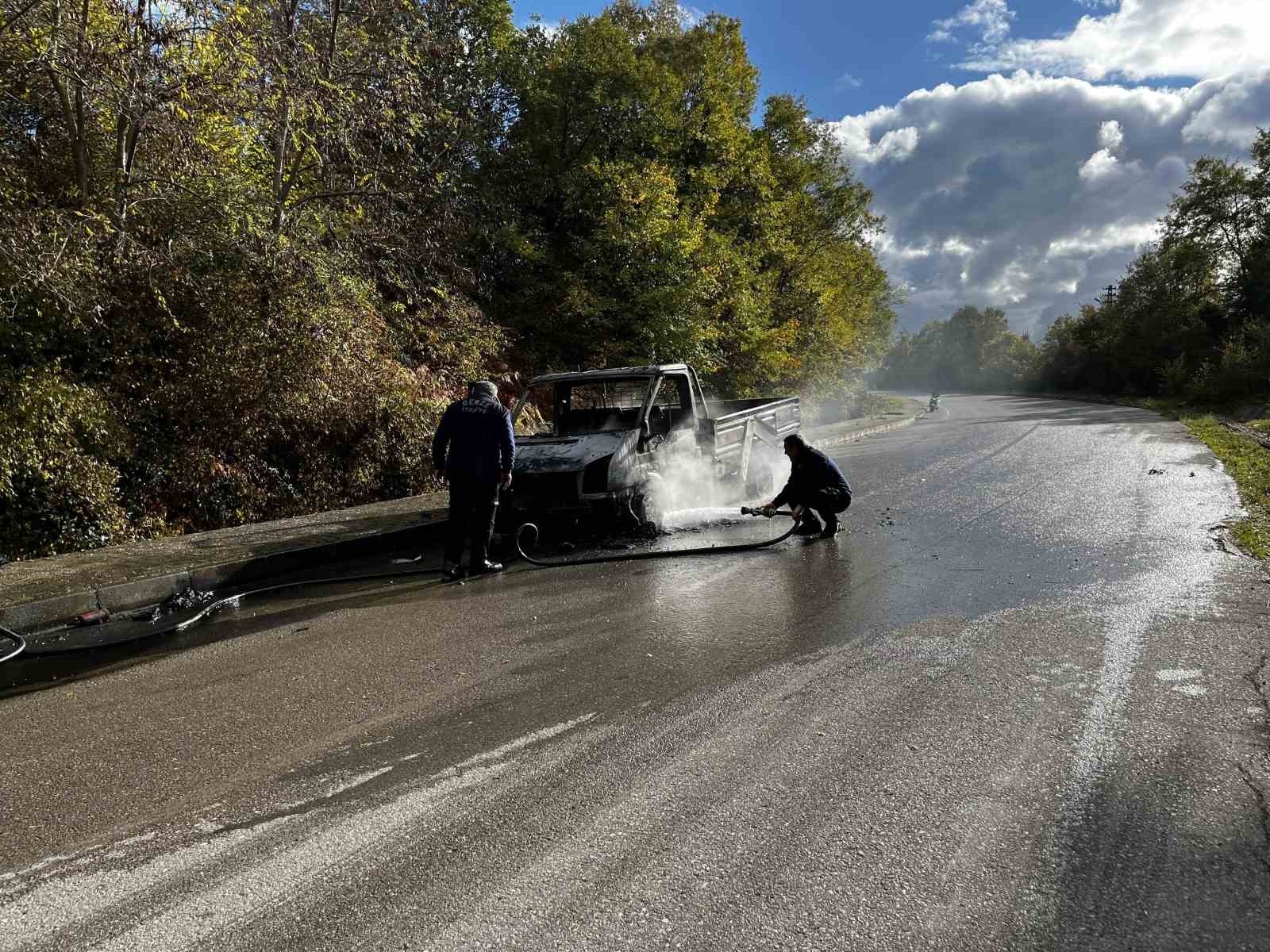 GERZE’DE SEYİR HALİNDEYKEN YANMAYA BAŞLAYAN KAMYONET ALEVLERE TESLİM OLDU.
