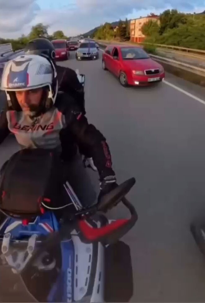 GİRESUN’DA TRAFİK MAGANDALARI KARADENİZ SAHİL YOLU’NU KAPATARAK DRİFT YAPTI. O ANLAR, YOLDAN GEÇEN...