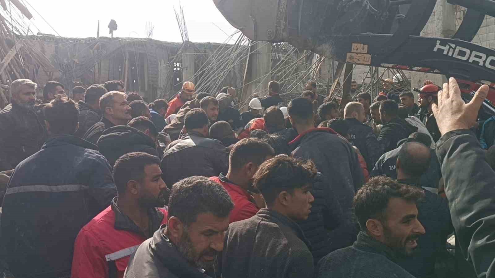 GÖÇÜK ALTINDAN ÇIKARILAN 2 ÇOCUK İŞÇİ KURTARILAMADI