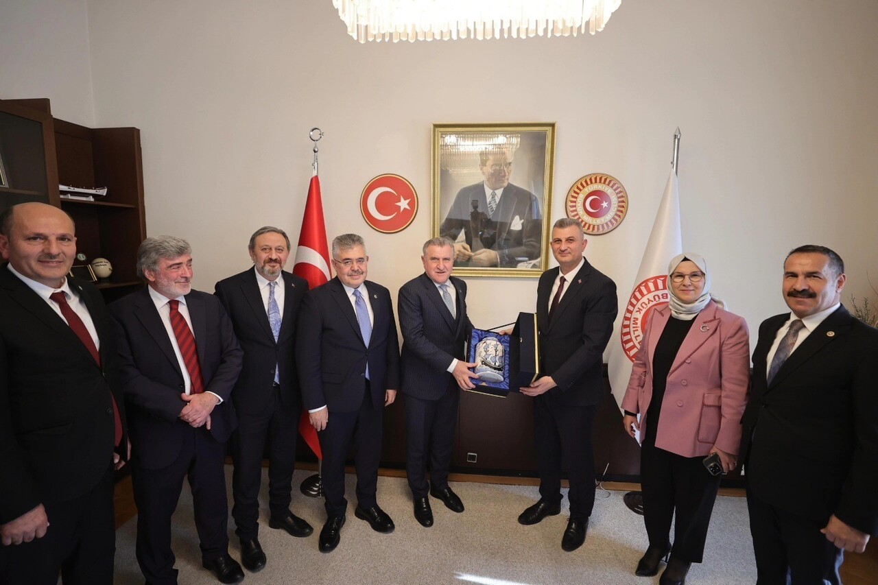 GÖLCÜK'E ÇOK AMAÇLI KAPALI SPOR SALONU KAZANDIRILMASI KONUSUNDA GENÇLİK VE SPOR BAKANI DR. OSMAN...