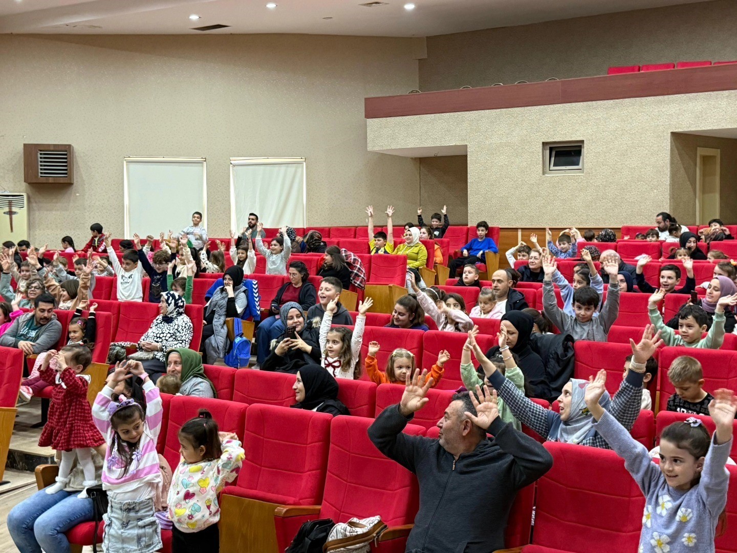 GÖLCÜK'TE ÇOCUKLAR İÇİN "MİYAV KARNAVALI" ADLI TİYATRO OYUNU ÜCRETSİZ OLARAK SAHNELENDİ.