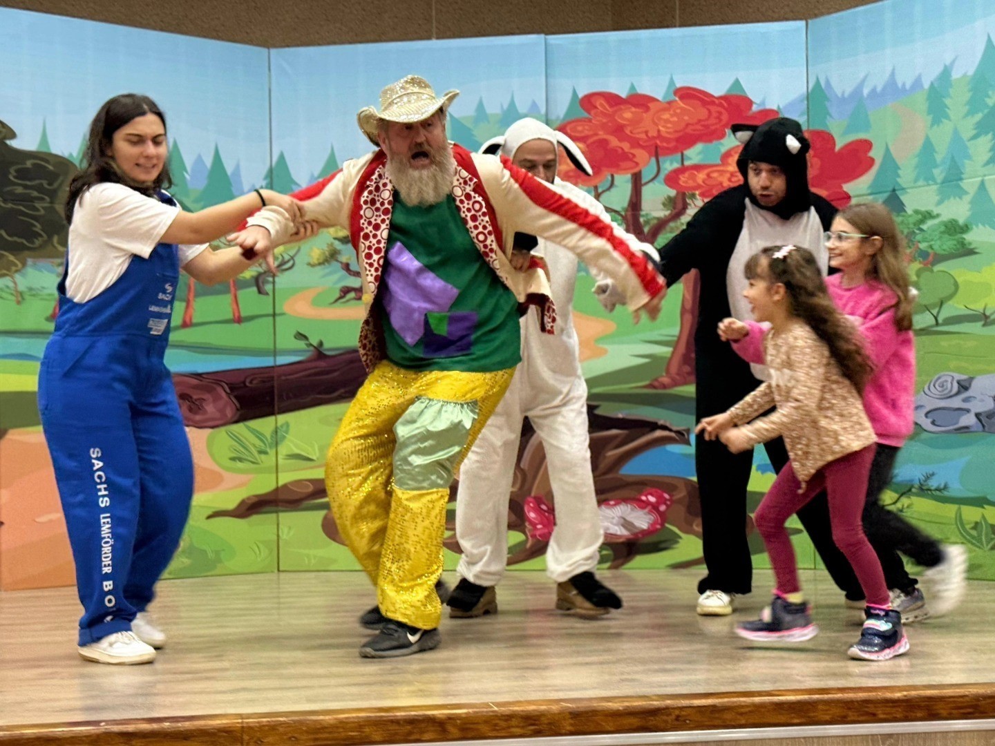 GÖLCÜK'TE ÇOCUKLAR İÇİN "MİYAV KARNAVALI" ADLI TİYATRO OYUNU ÜCRETSİZ OLARAK SAHNELENDİ.