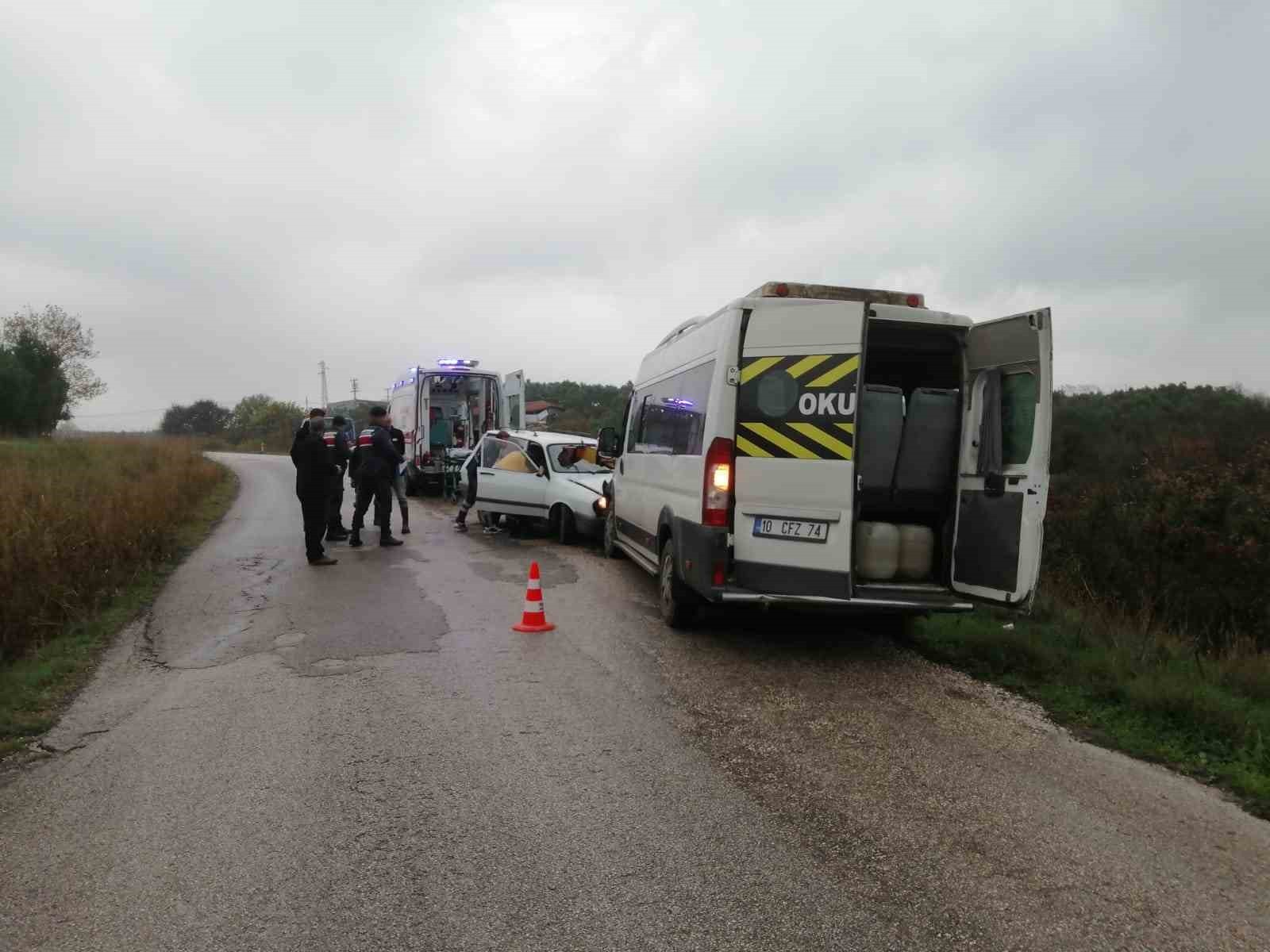 GÖNEN’DE TRAFİK KAZASINDA SIKIŞAN SÜRÜCÜ İTFAİYE EKİPLERİNCE KURTARILDI