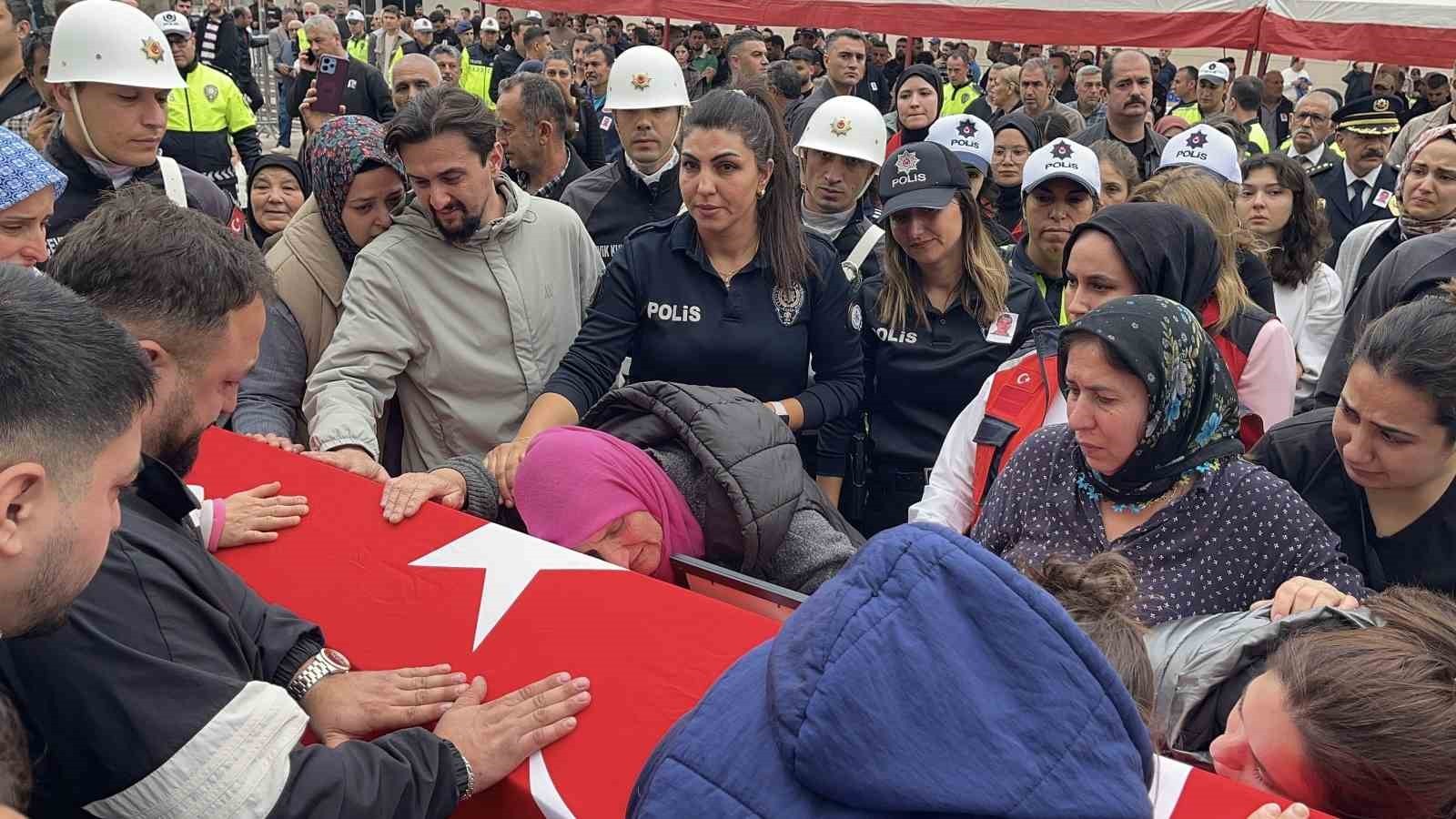 GÖREVİ BAŞINDA KALP KRİZİ GEÇİREN POLİS MEMURU ŞEHİT OLDU