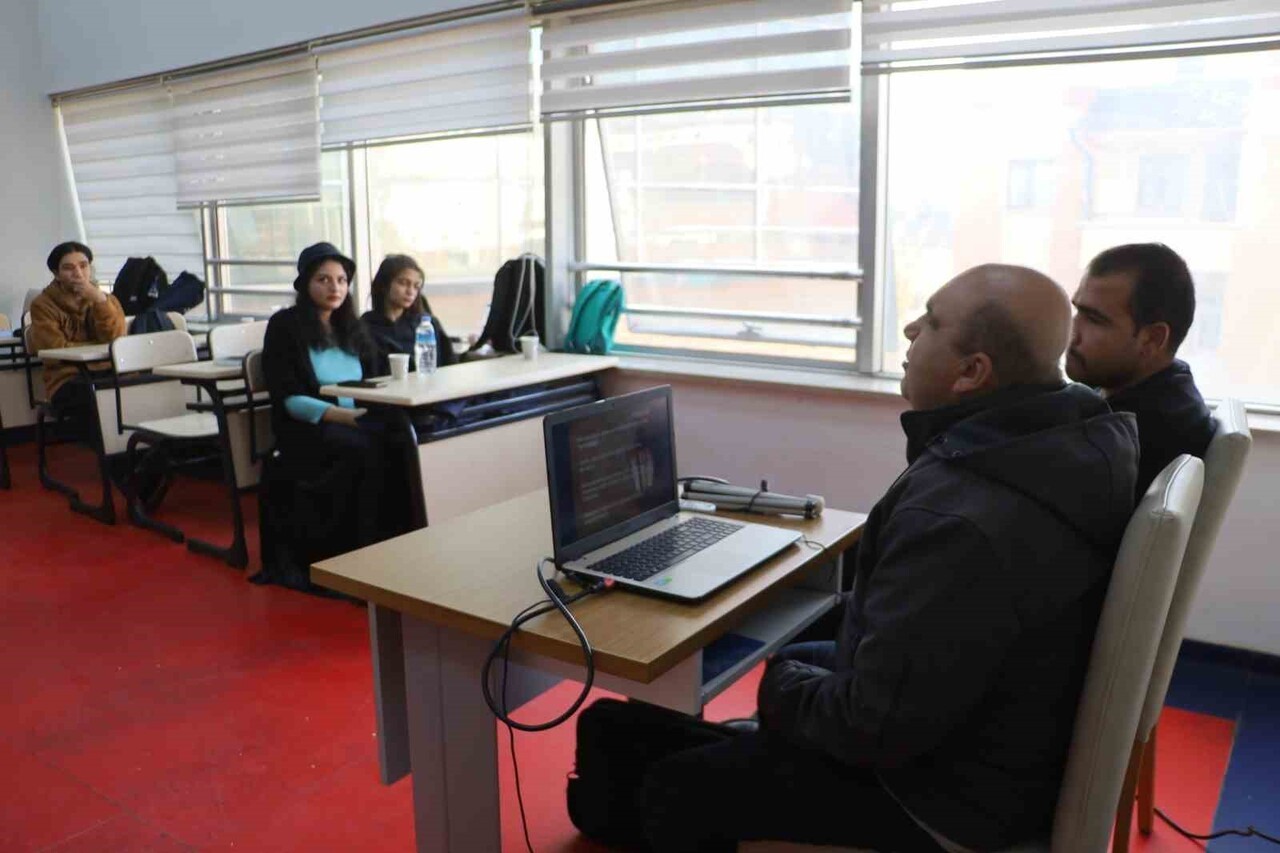 GÖRME ENGELLİ ÖĞRETMENLER ÖĞRENCİLERİYLE GÖZ TEMASI KURAMASA DA KURDUKLARI GÖNÜL TEMASIYLA HİÇBİR...