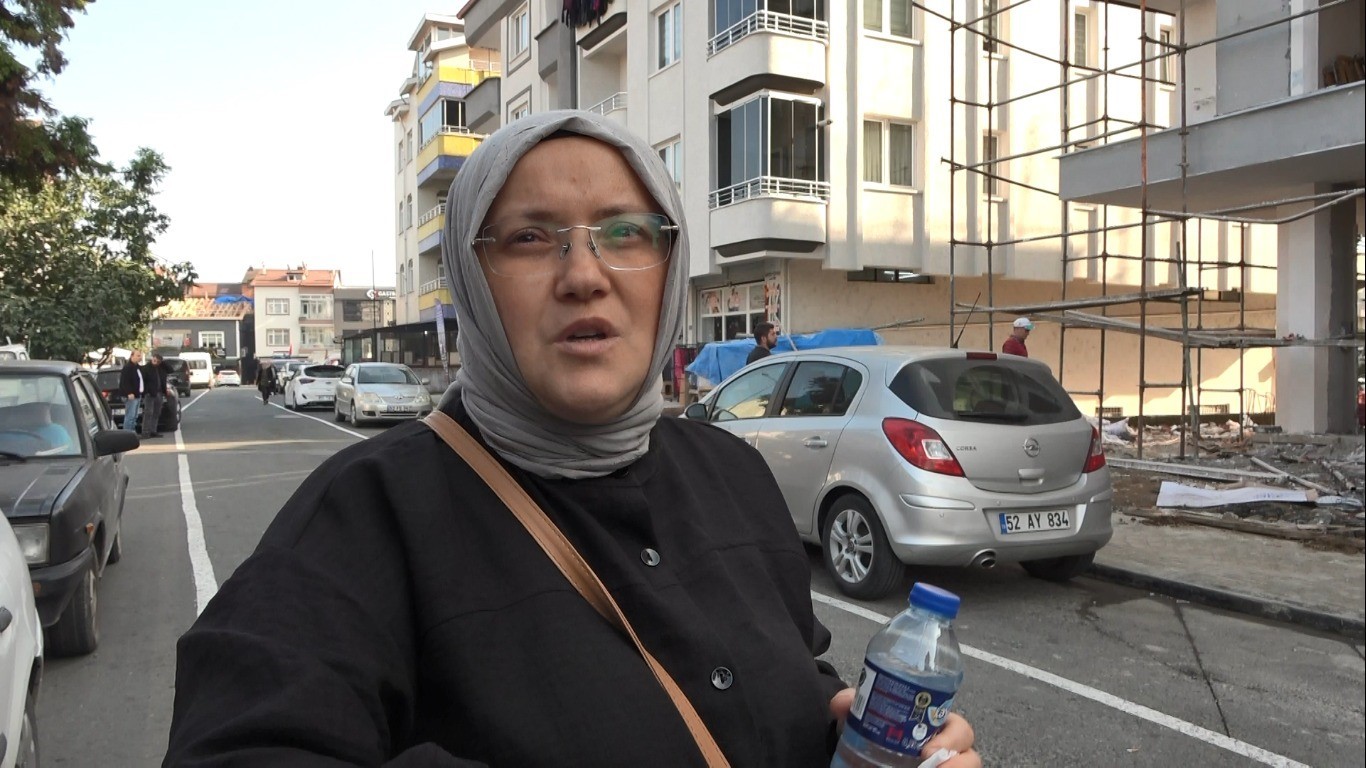 GÜLAY ELİKÇİOĞLU, "BİR GÜRÜLTÜ OLDU VE ADAM DEMİRLERE VURA VURA AŞAĞIYA DÜŞTÜ. ALTTAKİ DEMİR...