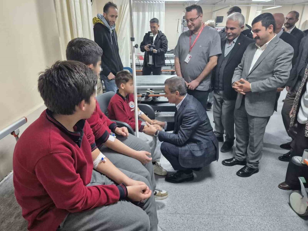 GÜMÜŞHANE'DE GIDA ZEHİRLENMESİ ŞÜPHESİYLE HASTANEYE KALDIRILAN ÖĞRENCİLERİ ZİYARET EDEN VALİ...