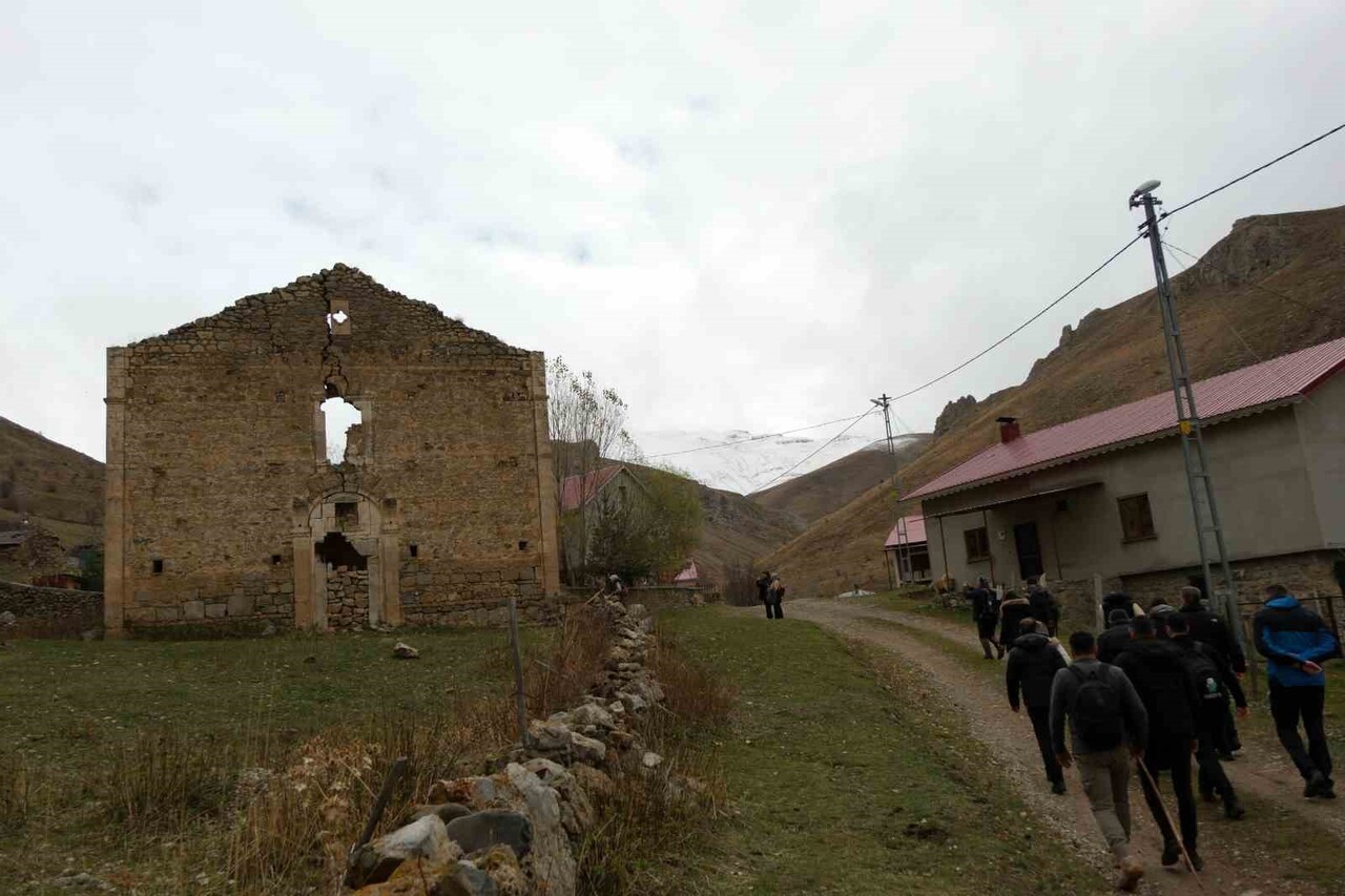 GÜMÜŞHANE’DE 71 DOĞA SEVER ŞEHRİN TESCİLLİ "50 DÜŞ PATİKASI" ROTASINDAKİ 40 KİLİSELİ KROM ANTİK...