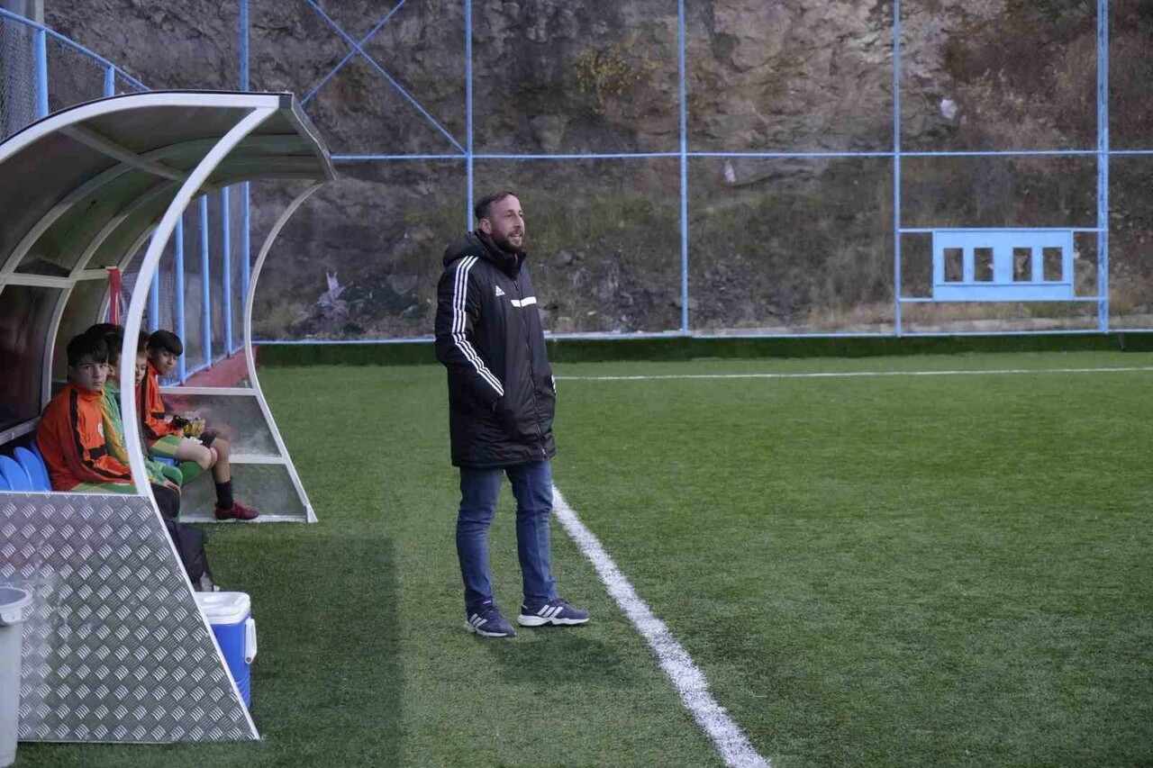 GÜMÜŞHANE’DE AMATÖR LİGDE MÜCADELE EDEN TEKKESPOR KULÜBÜ’NÜN BAŞKANI OGÜN ALKAN, TAKIMIN HEM...