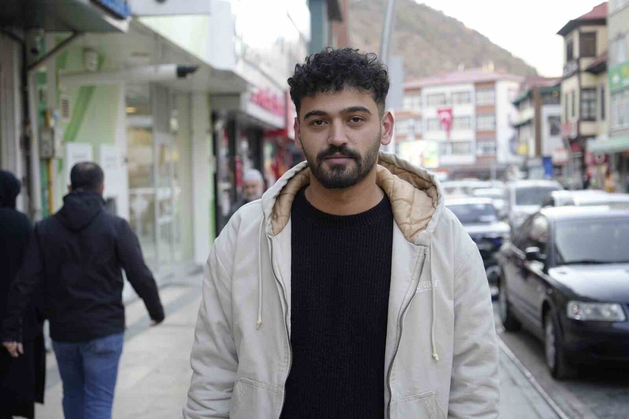 GÜMÜŞHANE’DE BOŞANMA AŞAMASINDAKİ EŞİNE SOKAK ORTASINDA BIÇAKLA SALDIRAN O.K. İSİMLİ ŞAHIS...