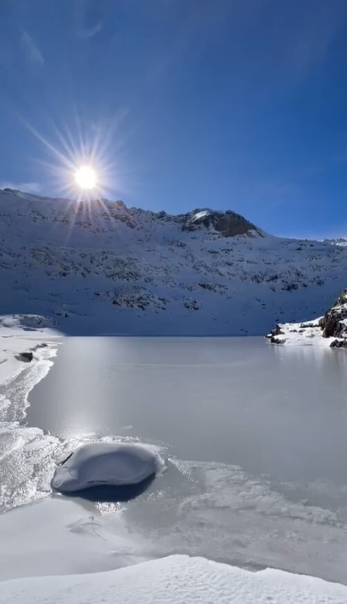 GÜMÜŞHANE’NİN TORUL İLÇESİNDEKİ ARTABEL GÖLLERİ TABİAT PARKI’NDA KAR YAĞIŞIYLA BİRLİKTE 20’DEN...