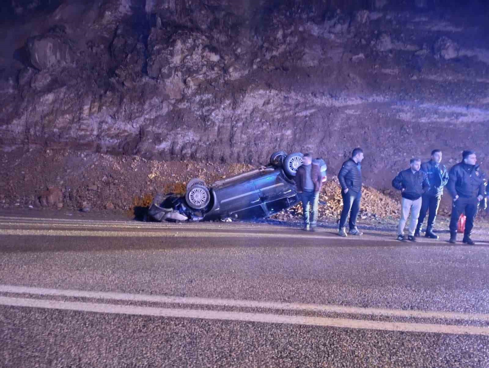 GÜMÜŞHANE-TRABZON KARAYOLUNDA YOLA DÜŞEN KAYALARA ÇARPMAMAK İÇİN MANEVRA YAPAN OTOMOBİL KONTROLDEN...