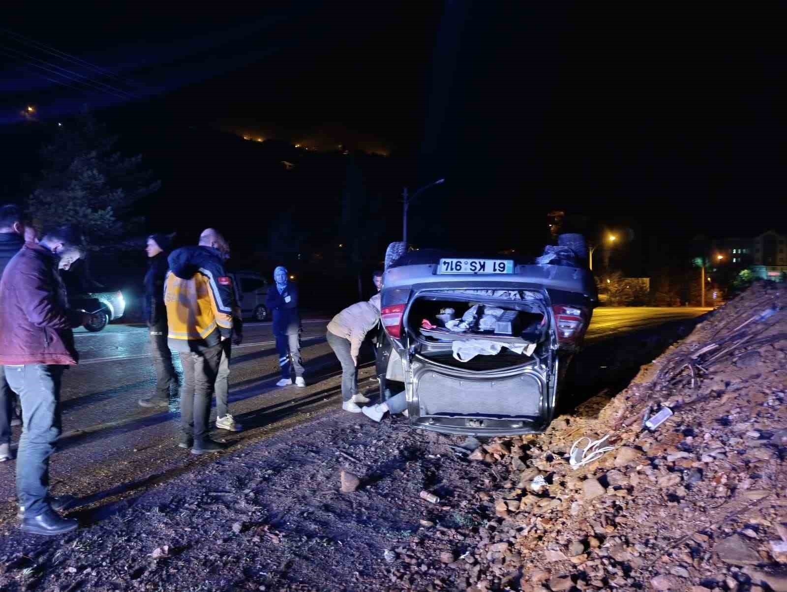 GÜMÜŞHANE-TRABZON KARAYOLUNDA YOLA DÜŞEN KAYALARA ÇARPMAMAK İÇİN MANEVRA YAPAN OTOMOBİL KONTROLDEN...