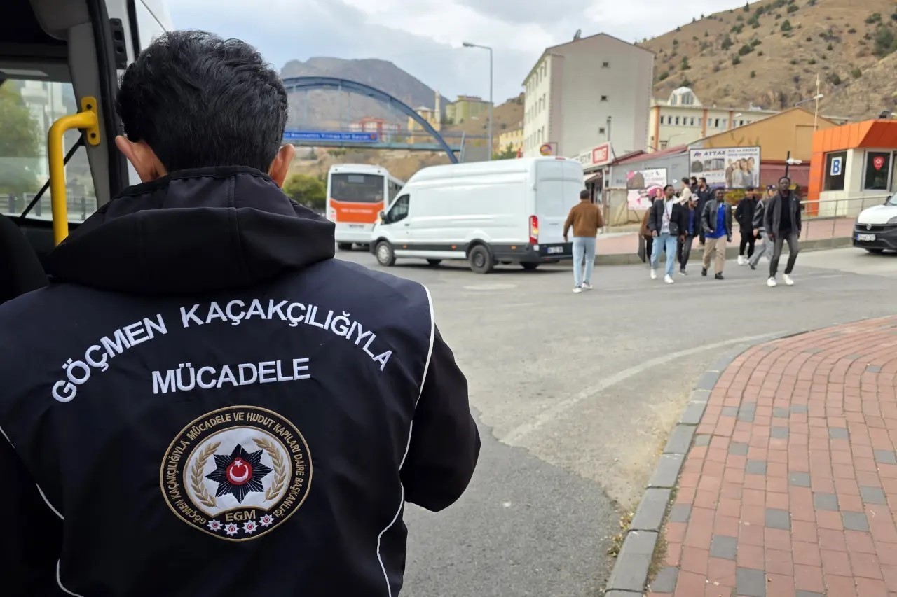 GÜMÜŞHANE VALİSİ AYDIN BARUŞ, KENTTE DÜZENSİZ GÖÇLE MÜCADELE KAPSAMINDA YAPILAN DENETİMLERİN...