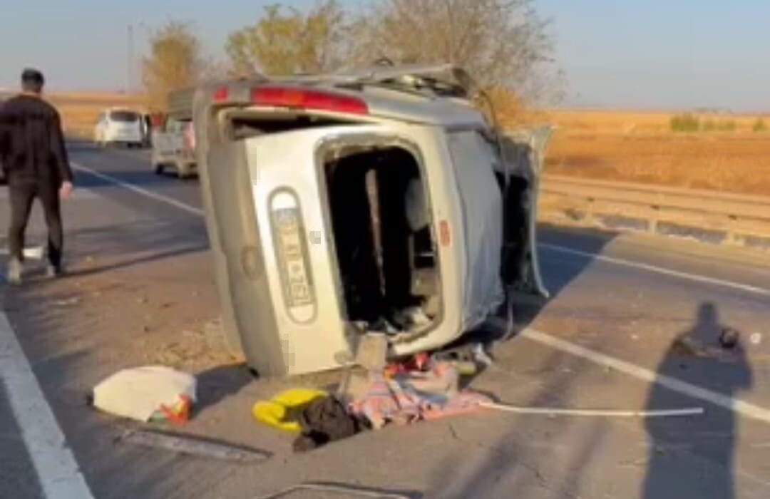 HAFİF TİCARİ ARAÇ DEVRİLDİ: 1 ÖLÜ, 3 YARALI