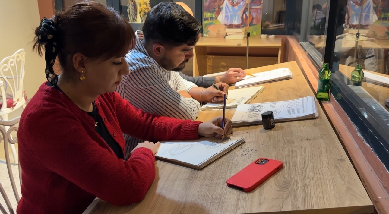 HAKKARİ'DE BİR KAFE ADETA BİR DÖNÜŞÜMLE SANAT MERKEZİNE DÖNÜŞTÜRÜLEREK, SADECE YEME-İÇME OLANAĞI...