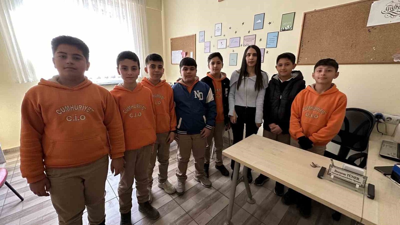 HAKKARİ'NİN YÜKSEKOVA İLÇESİNDE GÖREV YAPAN, DOĞUŞTAN GÖRME ENGELLİ ÖĞRETMEN BERÇEM TÜNER (30)...