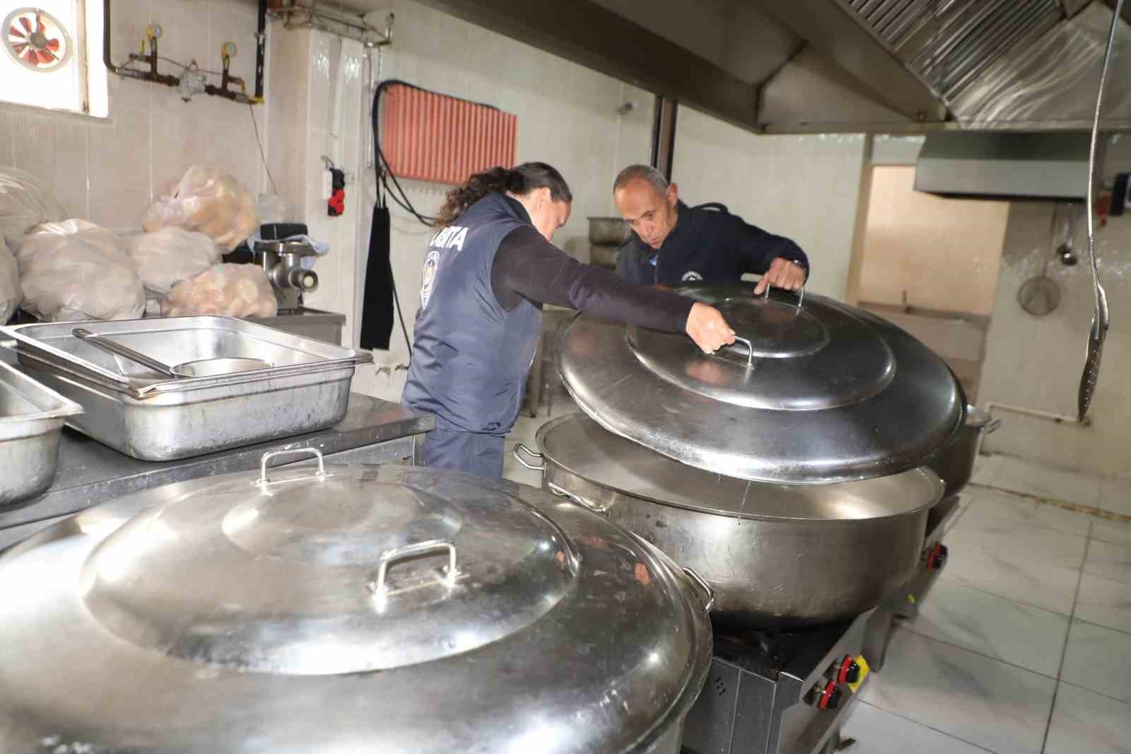 HAKKARİ BELEDİYESİ ZABITA MÜDÜRLÜĞÜ EKİPLERİ, ÖĞRENCİ SAĞLIĞINI KORUMAK AMACIYLA OKUL PANSİYONU...