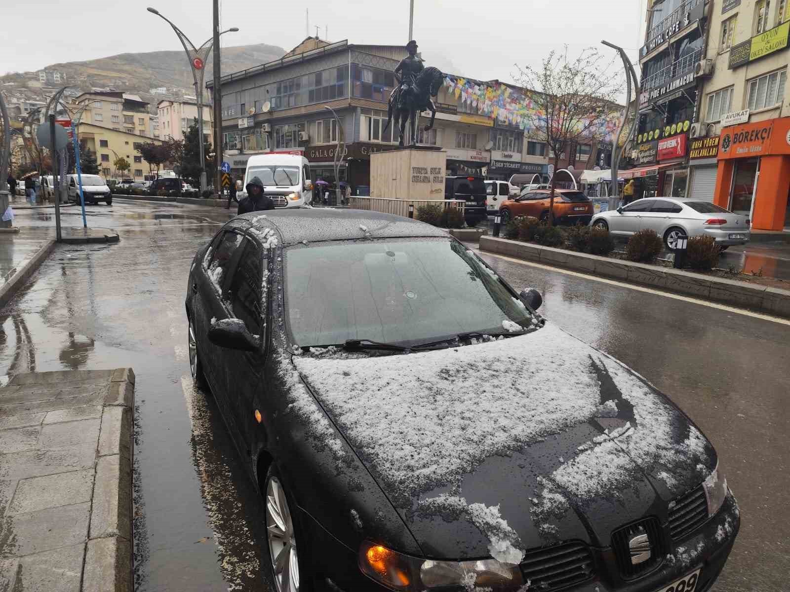 HAKKARİ’DE AKŞAM SAATLERİNDE BAŞLAYAN YAĞMUR, SABAH SAATLERİNDE DE KENT GENELİNDE ETKİSİNİ...