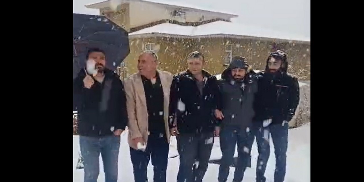 HAKKARİ’DE ARALIKLARLA ETKİSİNİ SÜRDÜREN KAR YAĞIŞI VATANDAŞLAR ARASINDA SEVİNÇLE KARŞILANDI. UZUN...