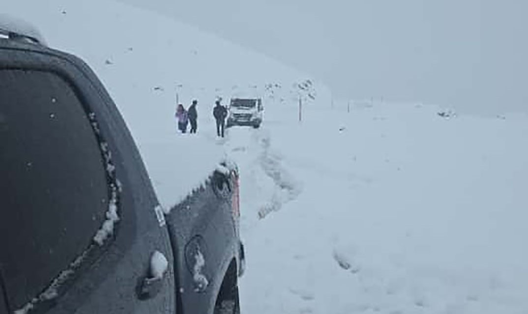 HAKKARİ’DE ETKİLİ OLAN KAR YAĞIŞI NEDENİYLE YÜKSEK RAKIMDA MAHSUR KALAN İKİ YOLCU MİNİBÜSÜ...