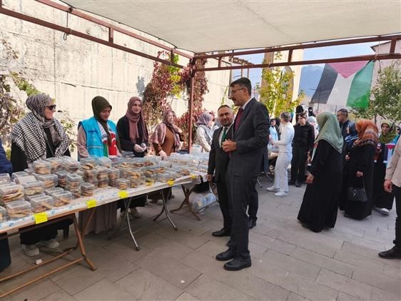 HAKKARİ’DE GAZZE YARARINA DÜZENLENEN HAYIR ÇARŞISI MÜSLÜMANLARIN DUYGUDA BİR OLDUKLARINI GÖZLER...