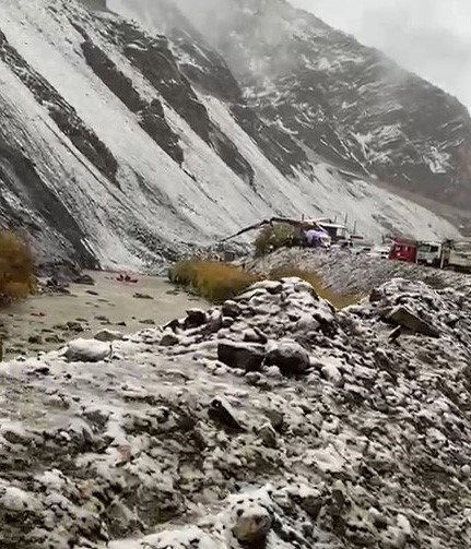 HAKKARİ’DE KAR YAĞIŞI SONRASI DAĞDAN KOPAN KAYALARDAN KAÇMAYA ÇALIŞAN ARACIN ZAP SUYU’NDA UÇMASI...
