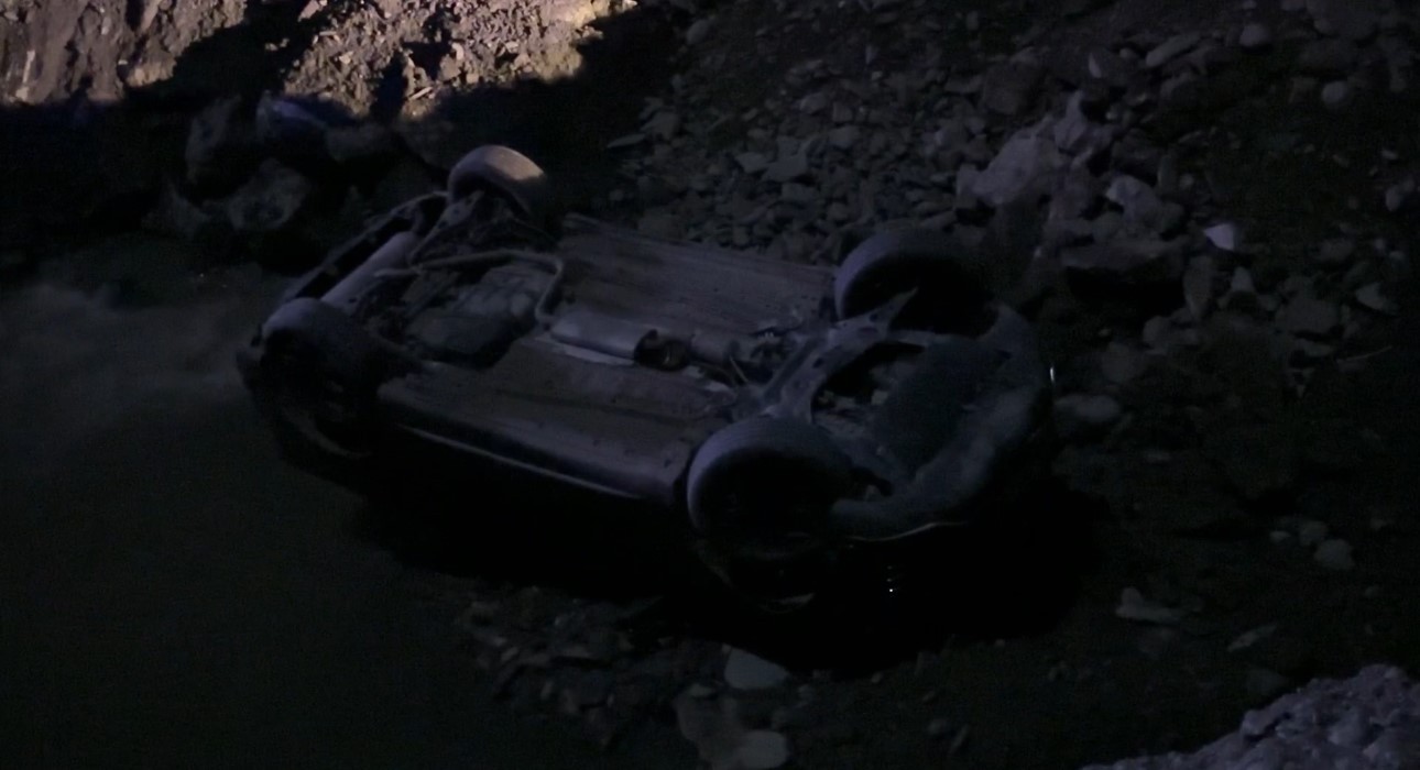 HAKKARİ’DE KONTROLDEN ÇIKAN OTOMOBİLİN DEREYE UÇMASI SONUCU 2 KİŞİ YARALANDI.