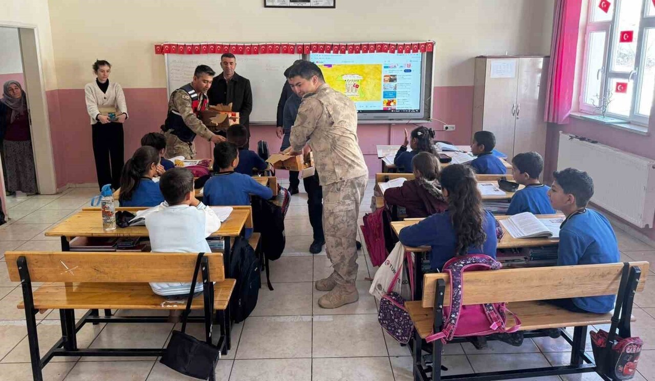 HAKKARİ’NİN BAY KÖYÜ İLKOKULUNDA, ÖĞRENCİLERİN YILLARDIR YAŞADIĞI ÇANTA TAŞIMA SORUNU...