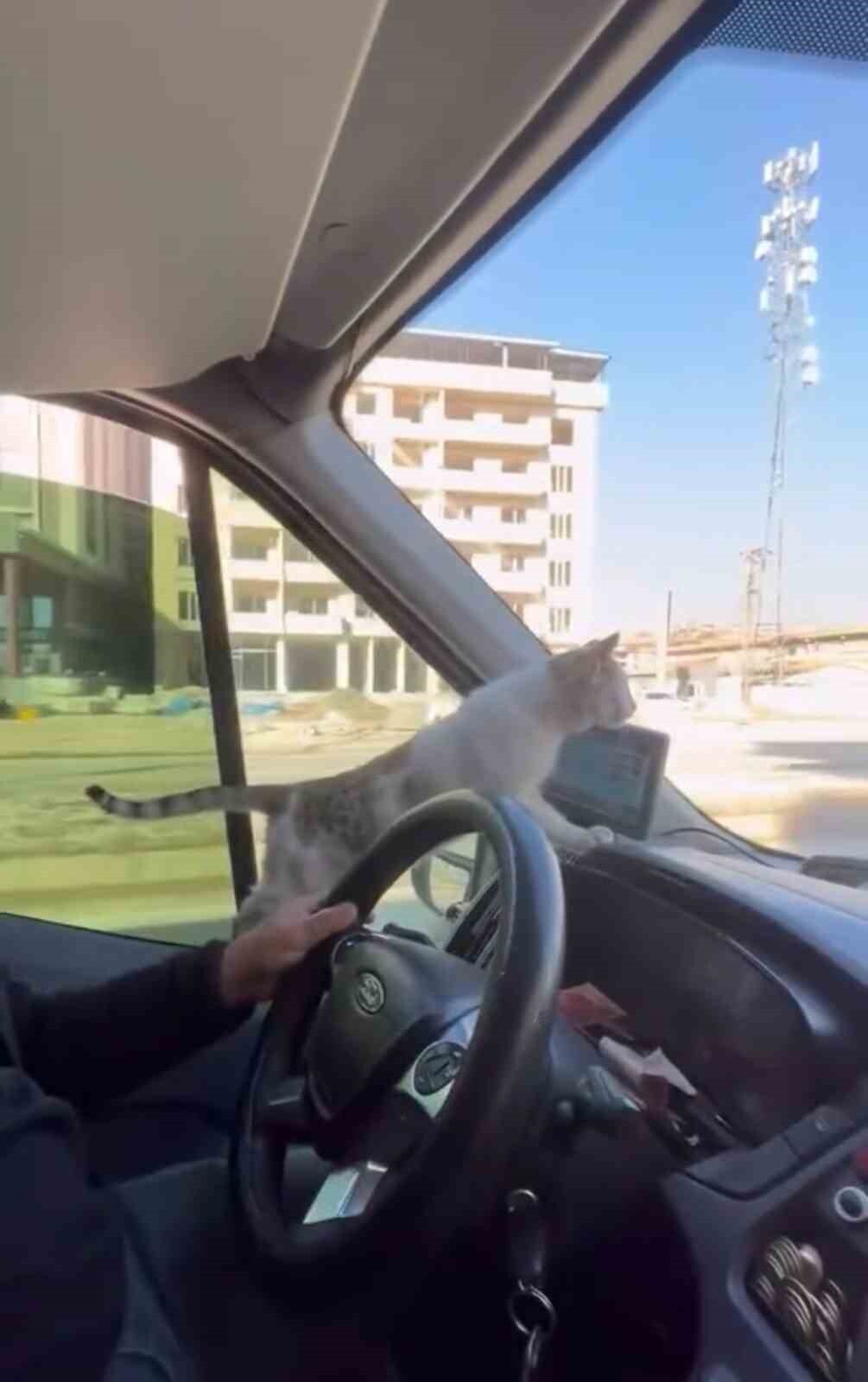 HAKKARİ’NİN YÜKSEKOVA İLÇESİNDE TOPLU TAŞIMA ŞOFÖRLÜĞÜ YAPAN SABUR DÜNDAR, DONDURUCU SOĞUKTA...