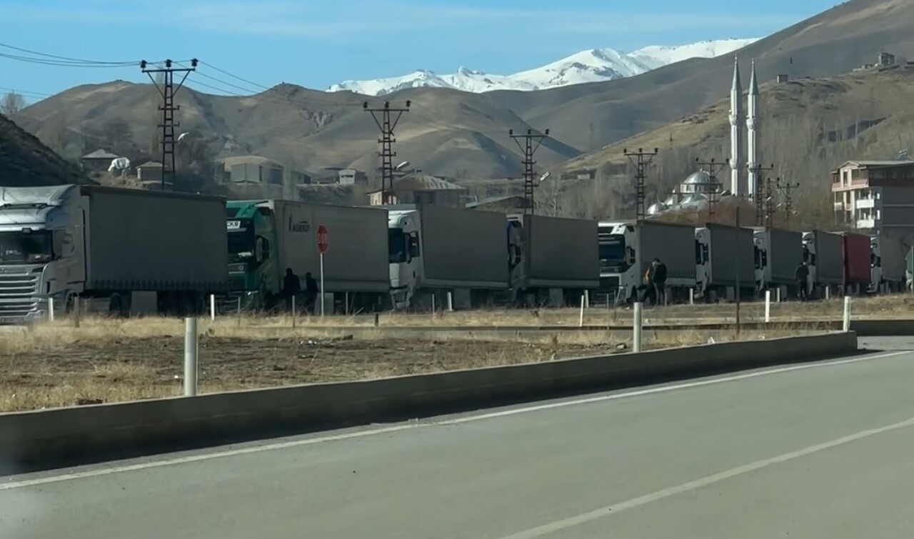 HAKKARİ’NİN YÜKSEKOVA İLÇESİNDEKİ ESENDERE GÜMRÜK KAPISI’NDA, İRAN TARAFINDA ARALIKLARLA DEVAM...