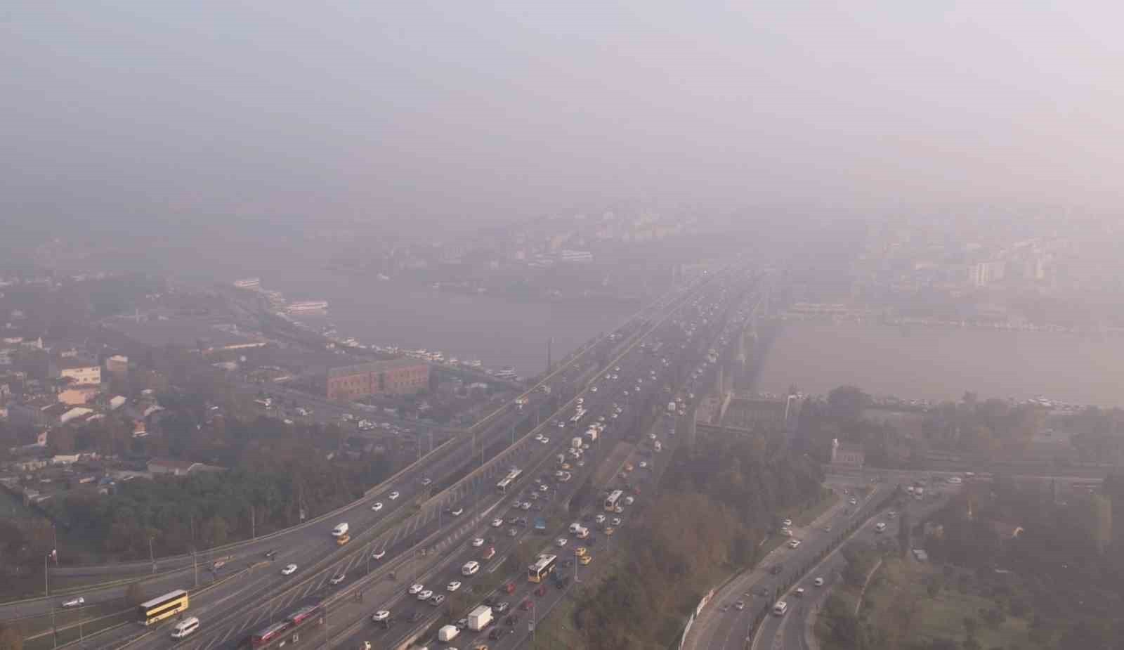 HALİÇ VE ÇEVRESİNDE SİS NEDENİYLE OLUŞAN TRAFİK YOĞUNLUĞU DRON KAMERASINA YANSIDI