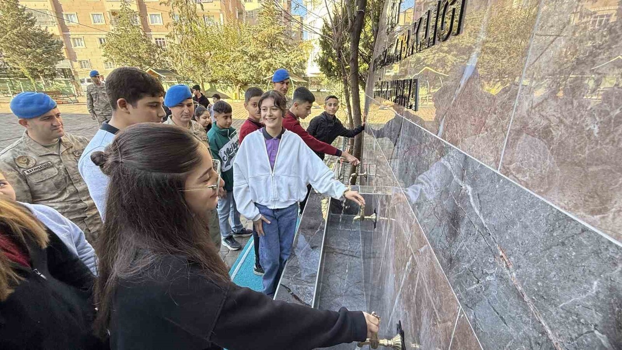 HALİDE KUTKUALP ORTAOKULU'NDAKİ ŞEHİTLER ÇEŞMESİ, ARA TATİLDE SİİRT JANDARMA KOMANDO ÖZEL HAREKAT...