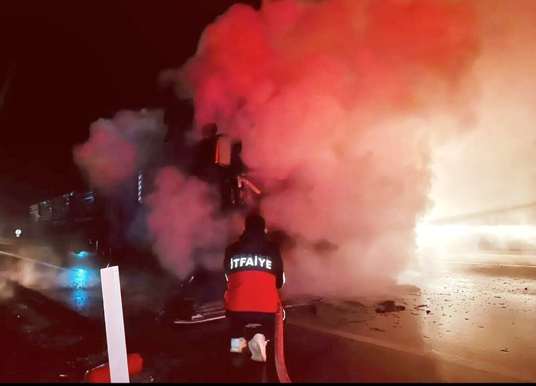 HAREKET HALİNDEKİ TIR ALEV TOPUNA DÖNDÜ