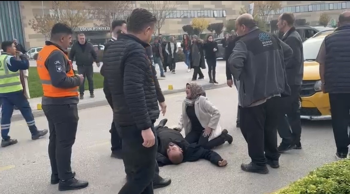 HASTANE ÖNÜNDE FECİ KAZA: YOLUN KARŞISINA GEÇMEYE ÇALIŞAN ADAMA TAKSİ ÇARPTI